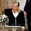 Ruvdnaprinseassa Mette-Marit logai Matteusevangeliumas gástaseremoniijas (Govva: Tor Richardsen / Scanpix)